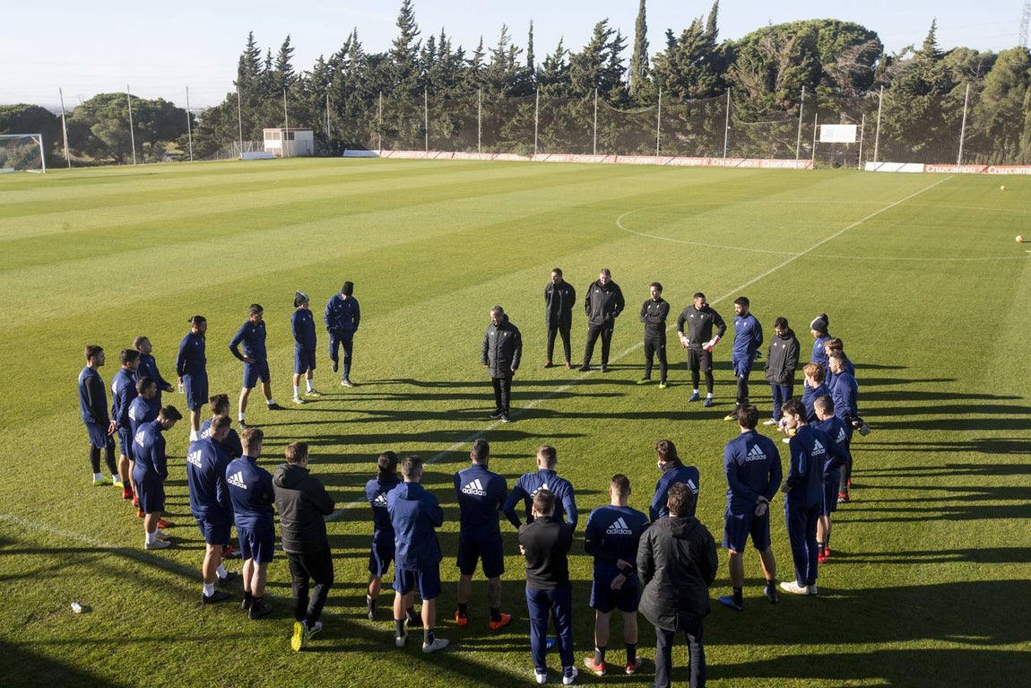 Intensidad e ilusión en el primer entrenamiento del Cádiz en 2019