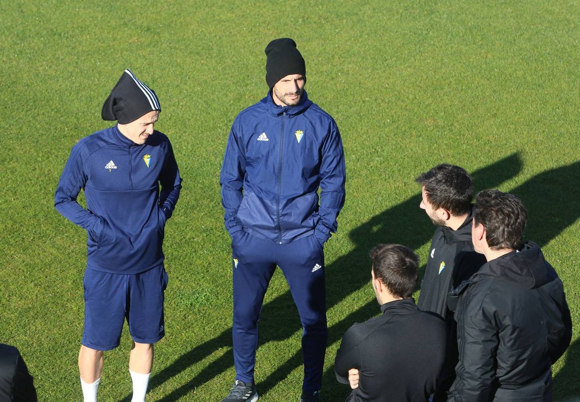 Intensidad e ilusión en el primer entrenamiento del Cádiz en 2019