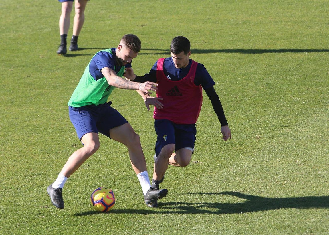 Intensidad e ilusión en el primer entrenamiento del Cádiz en 2019