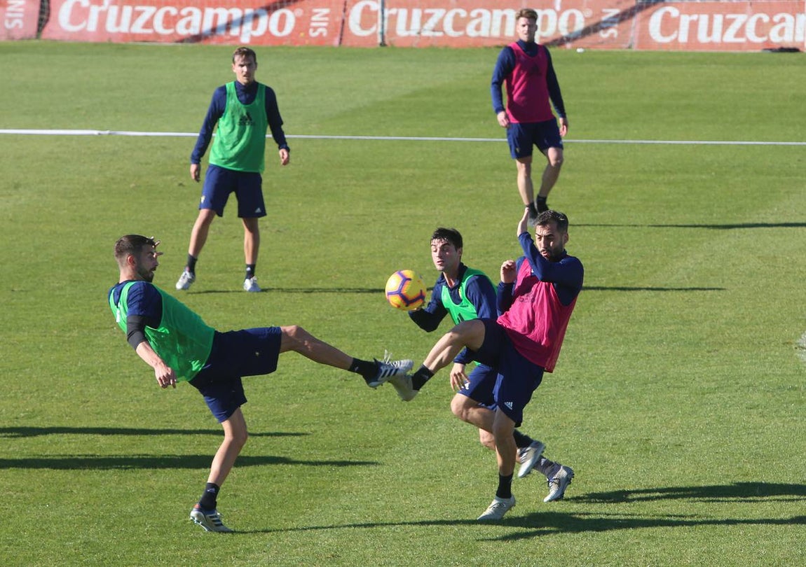 Intensidad e ilusión en el primer entrenamiento del Cádiz en 2019