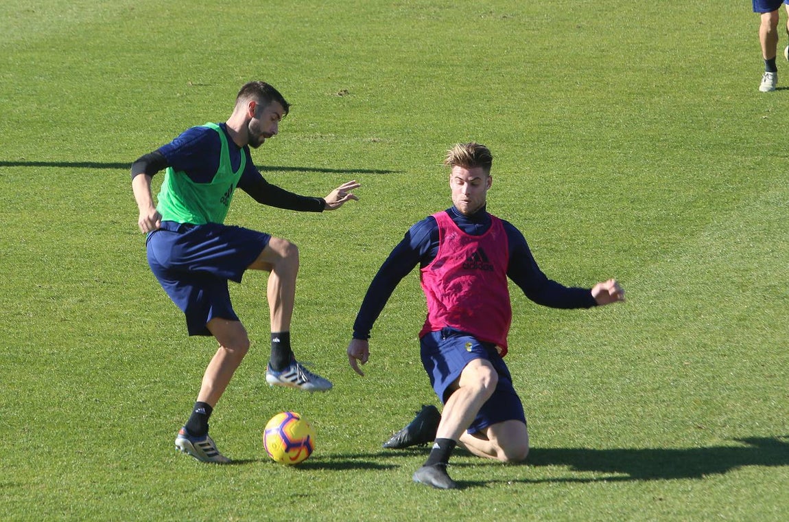 Intensidad e ilusión en el primer entrenamiento del Cádiz en 2019