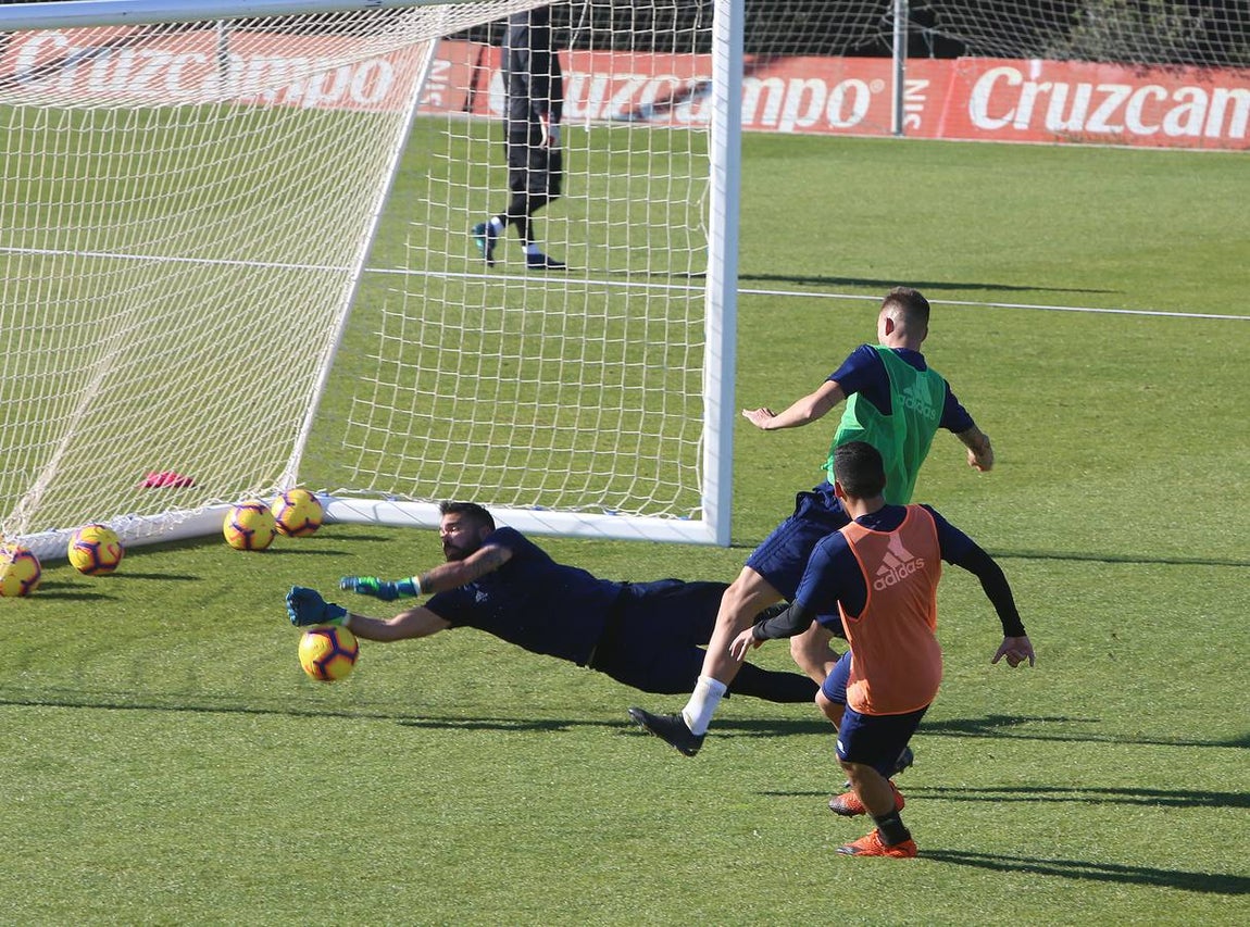 Intensidad e ilusión en el primer entrenamiento del Cádiz en 2019