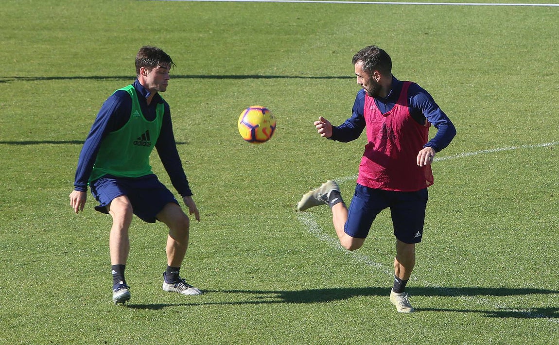 Intensidad e ilusión en el primer entrenamiento del Cádiz en 2019