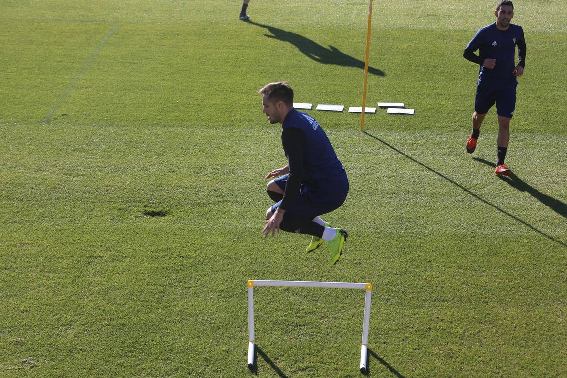 Intensidad e ilusión en el primer entrenamiento del Cádiz en 2019