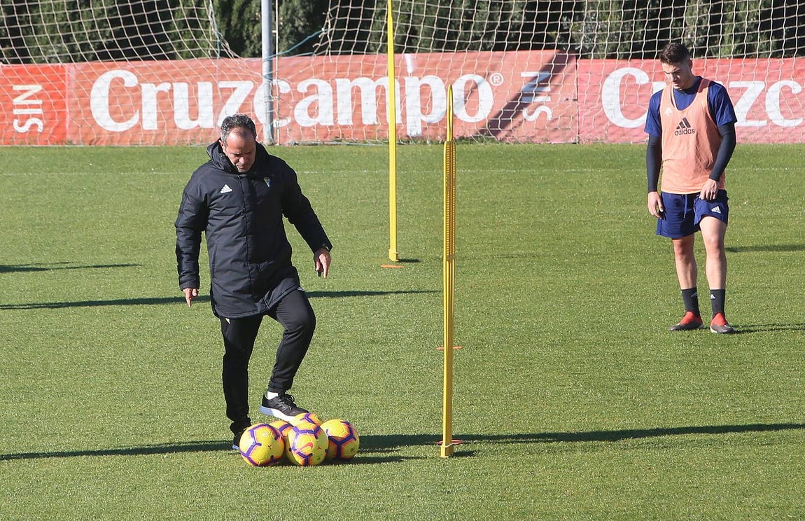 Intensidad e ilusión en el primer entrenamiento del Cádiz en 2019