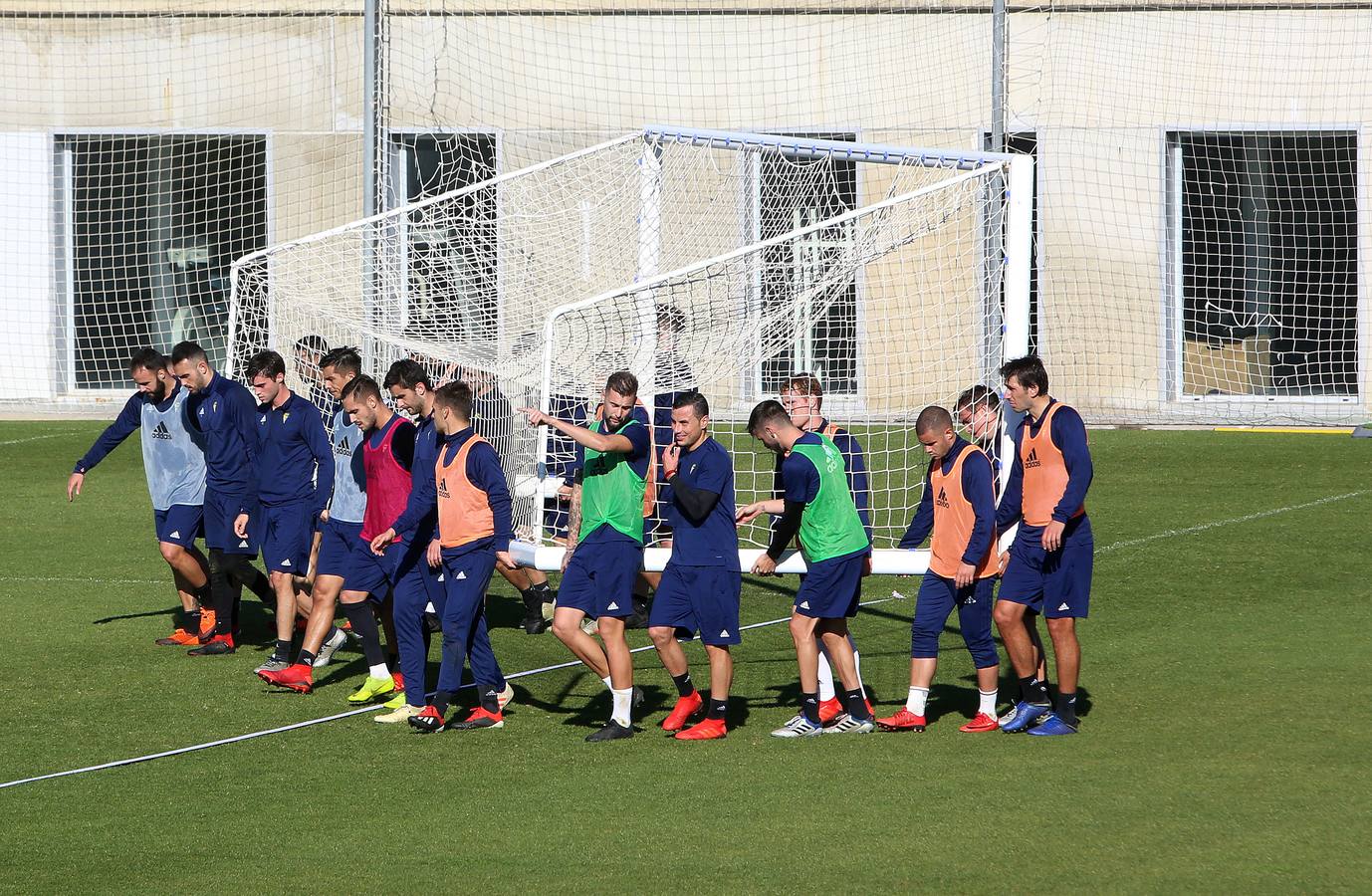 Intensidad e ilusión en el primer entrenamiento del Cádiz en 2019