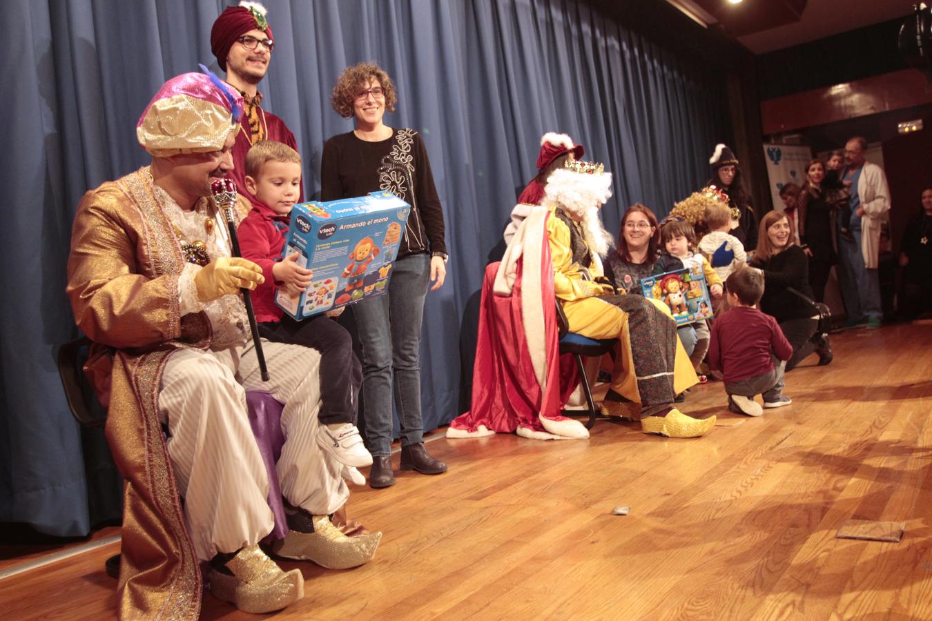 Los Reyes Magos visitan el hospital de Toledo