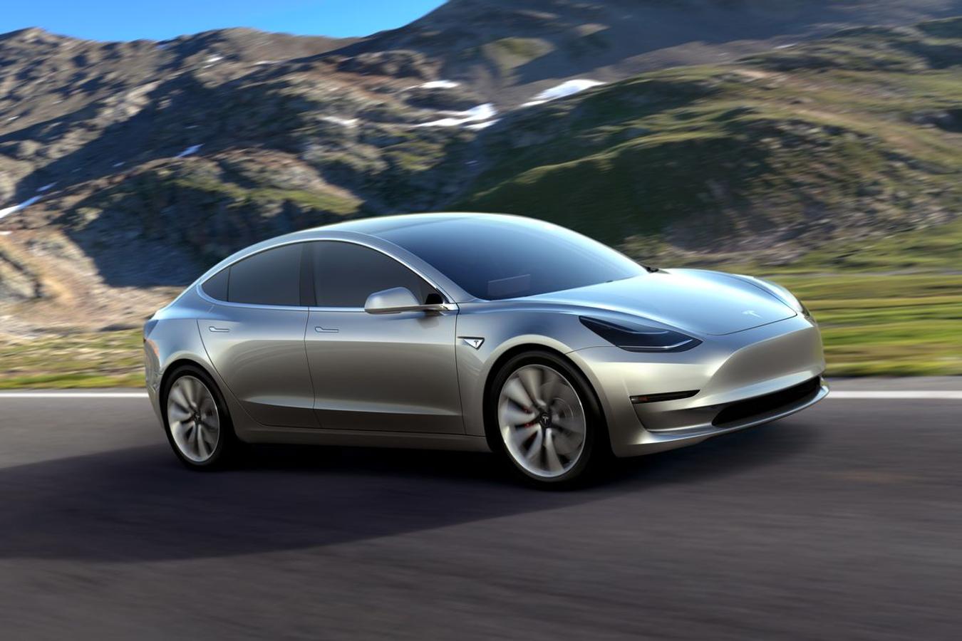 Tesla Model 3. Se trata del Model 3, con motor dual AWD y tracción a las cuatro ruedas, y el tope de gama con versión de alto rendimiento Performance, que promete un modo track, que se sitúan en los 59.100 y los 70.100 euros, respectivamente.