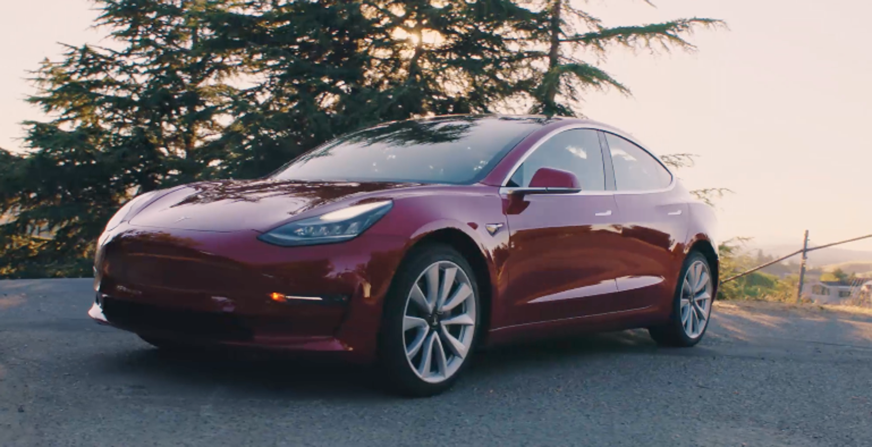 Tesla Model 3. Aunque todavía no se ofrecen datos de potencia, el Model 3 Performance ofrece una velocidad máxima de 250 km/h, frente a los 233 de la versión Model 3, y alcanza los 100 km/h en 3,7 segundos.