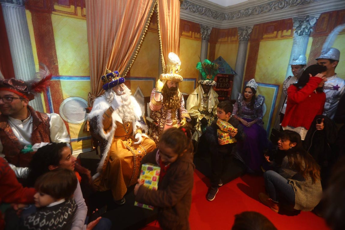 Los Reyes Magos visitan en Cádiz a los enfermos antes de la cabalgata