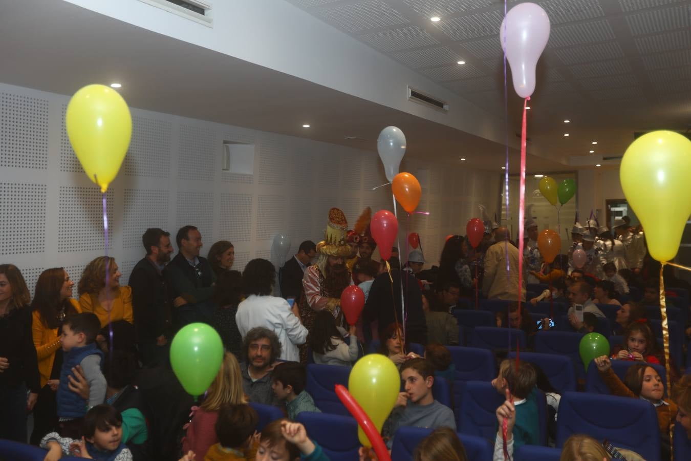 Los Reyes Magos visitan en Cádiz a los enfermos antes de la cabalgata