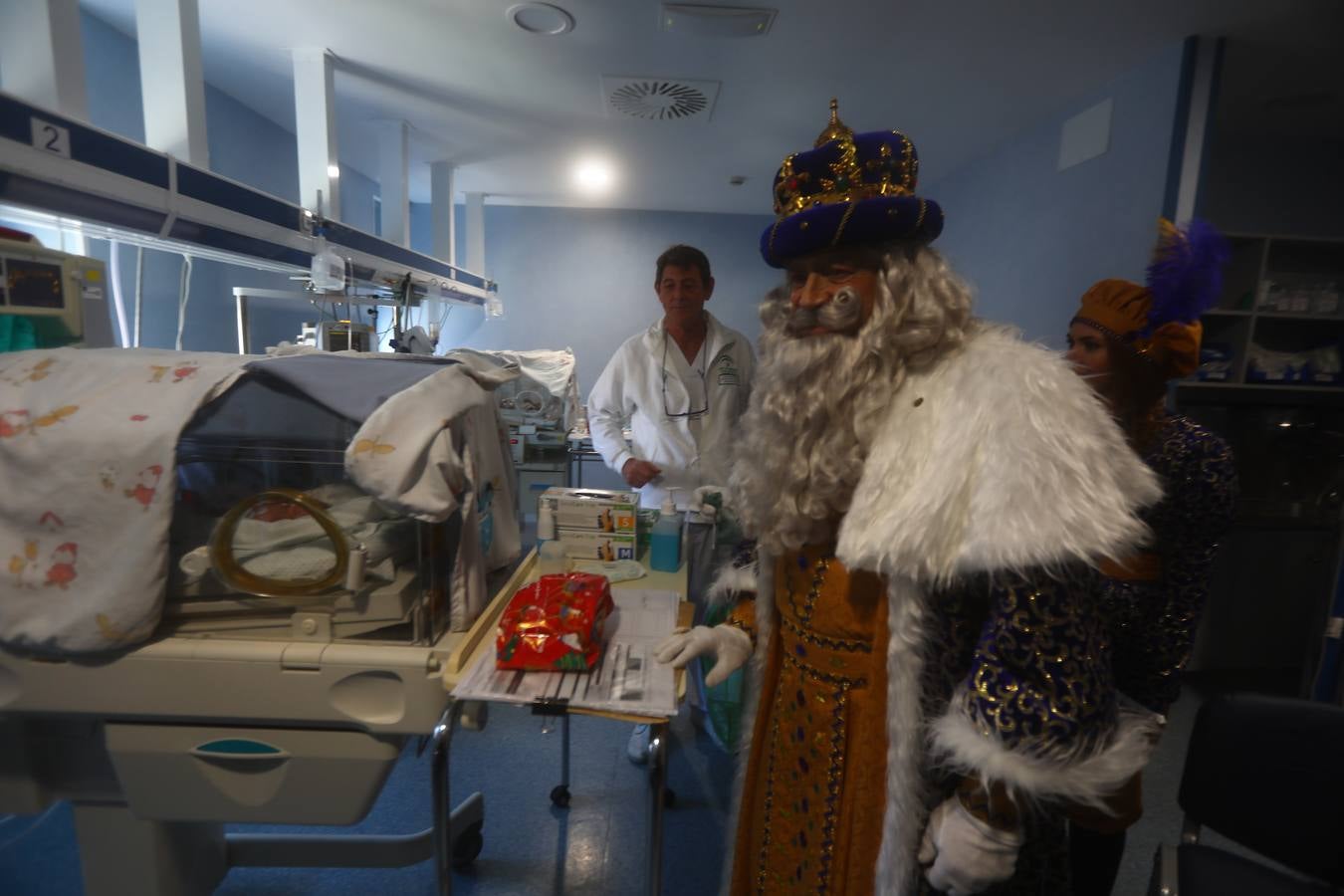 Los Reyes Magos visitan en Cádiz a los enfermos antes de la cabalgata