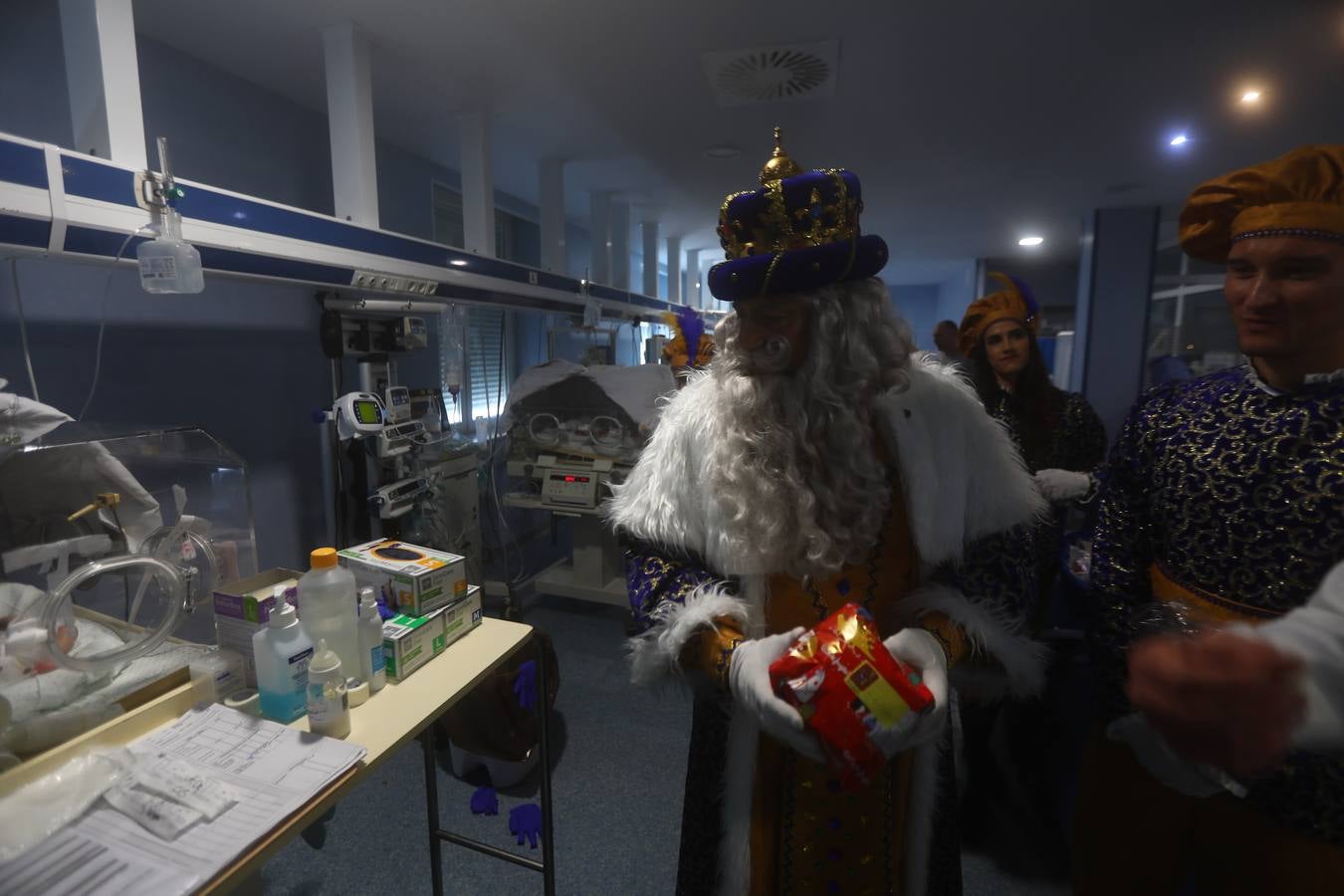 Los Reyes Magos visitan en Cádiz a los enfermos antes de la cabalgata