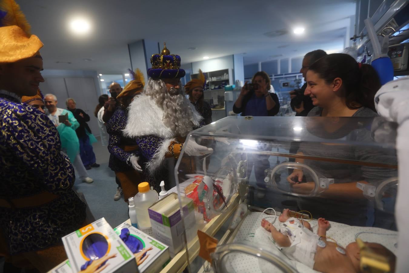 Los Reyes Magos visitan en Cádiz a los enfermos antes de la cabalgata