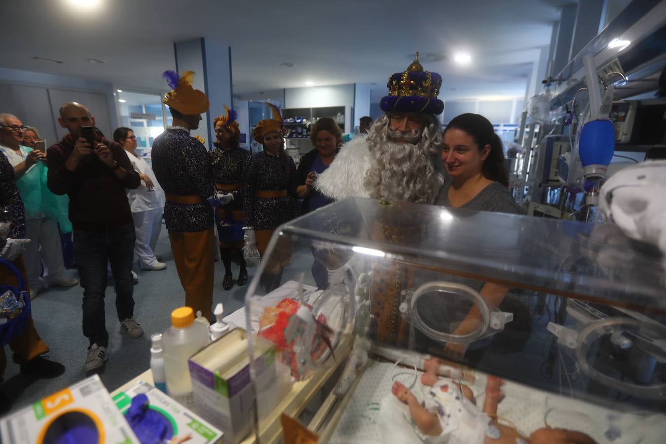 Los Reyes Magos visitan en Cádiz a los enfermos antes de la cabalgata