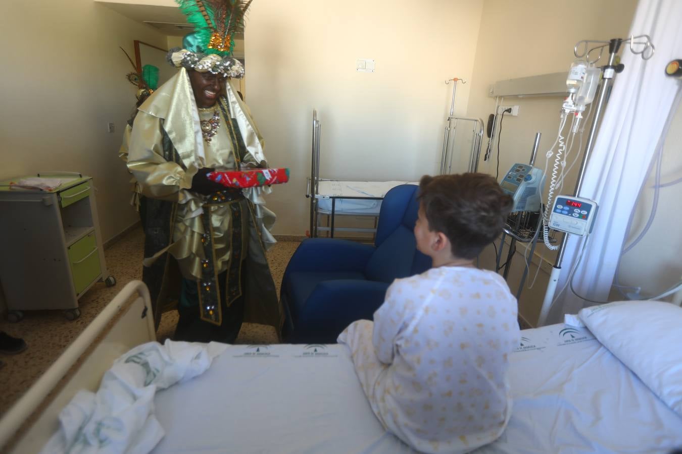 Los Reyes Magos visitan en Cádiz a los enfermos antes de la cabalgata