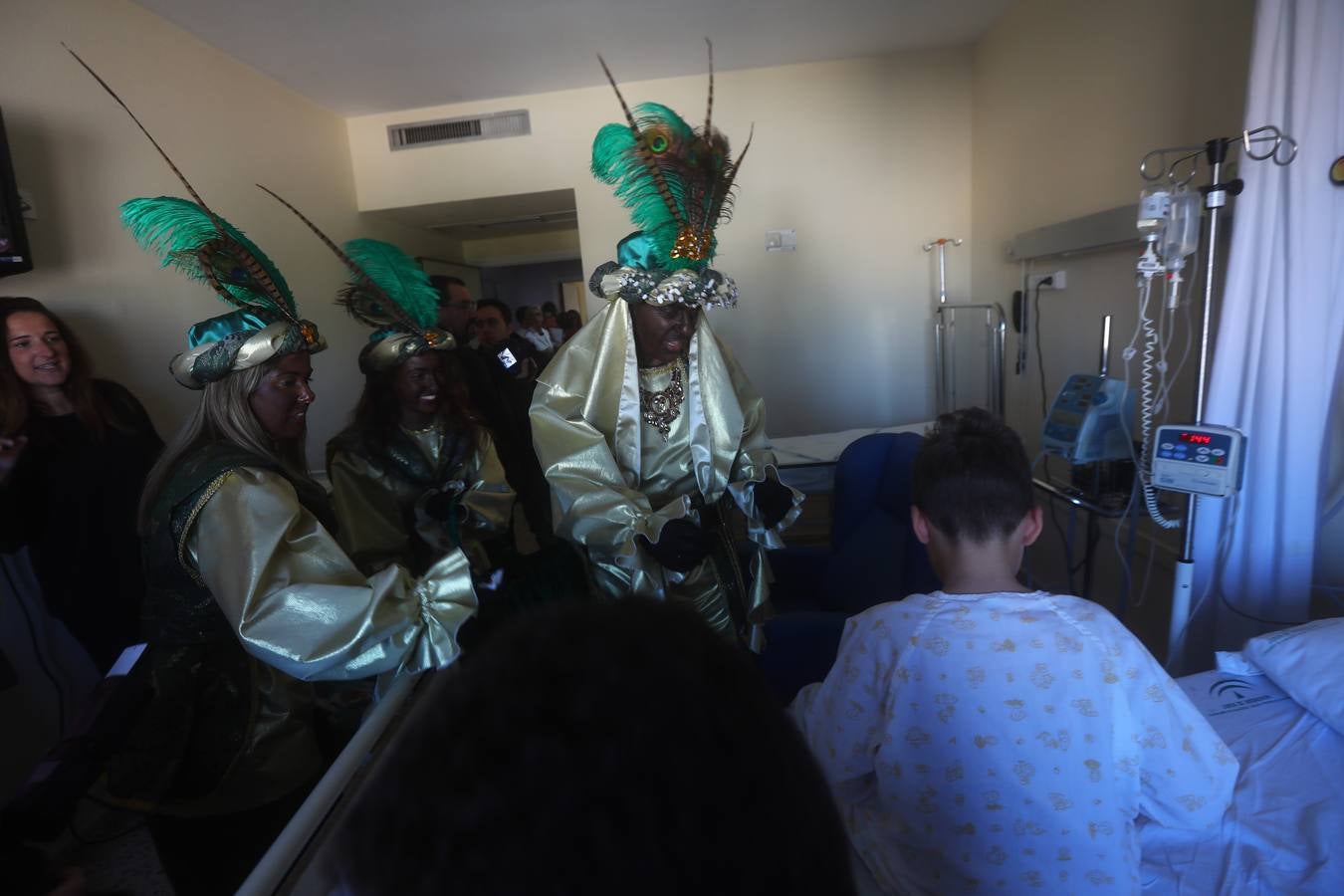 Los Reyes Magos visitan en Cádiz a los enfermos antes de la cabalgata