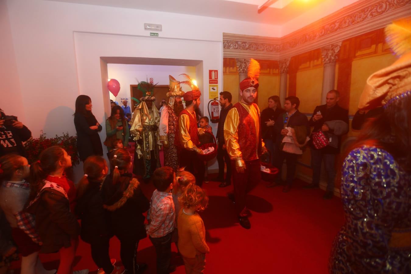 Los Reyes Magos visitan en Cádiz a los enfermos antes de la cabalgata