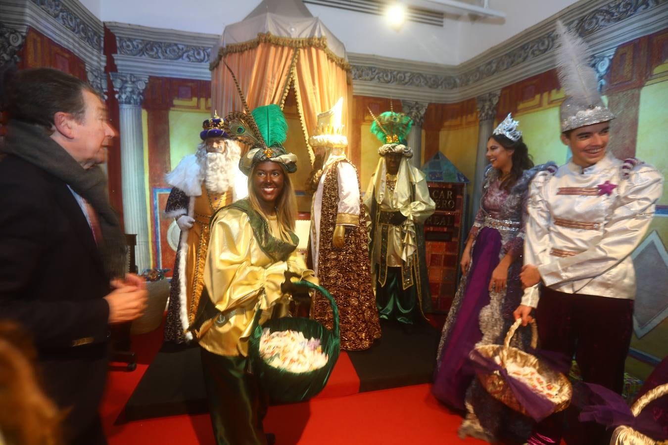 Los Reyes Magos visitan en Cádiz a los enfermos antes de la cabalgata