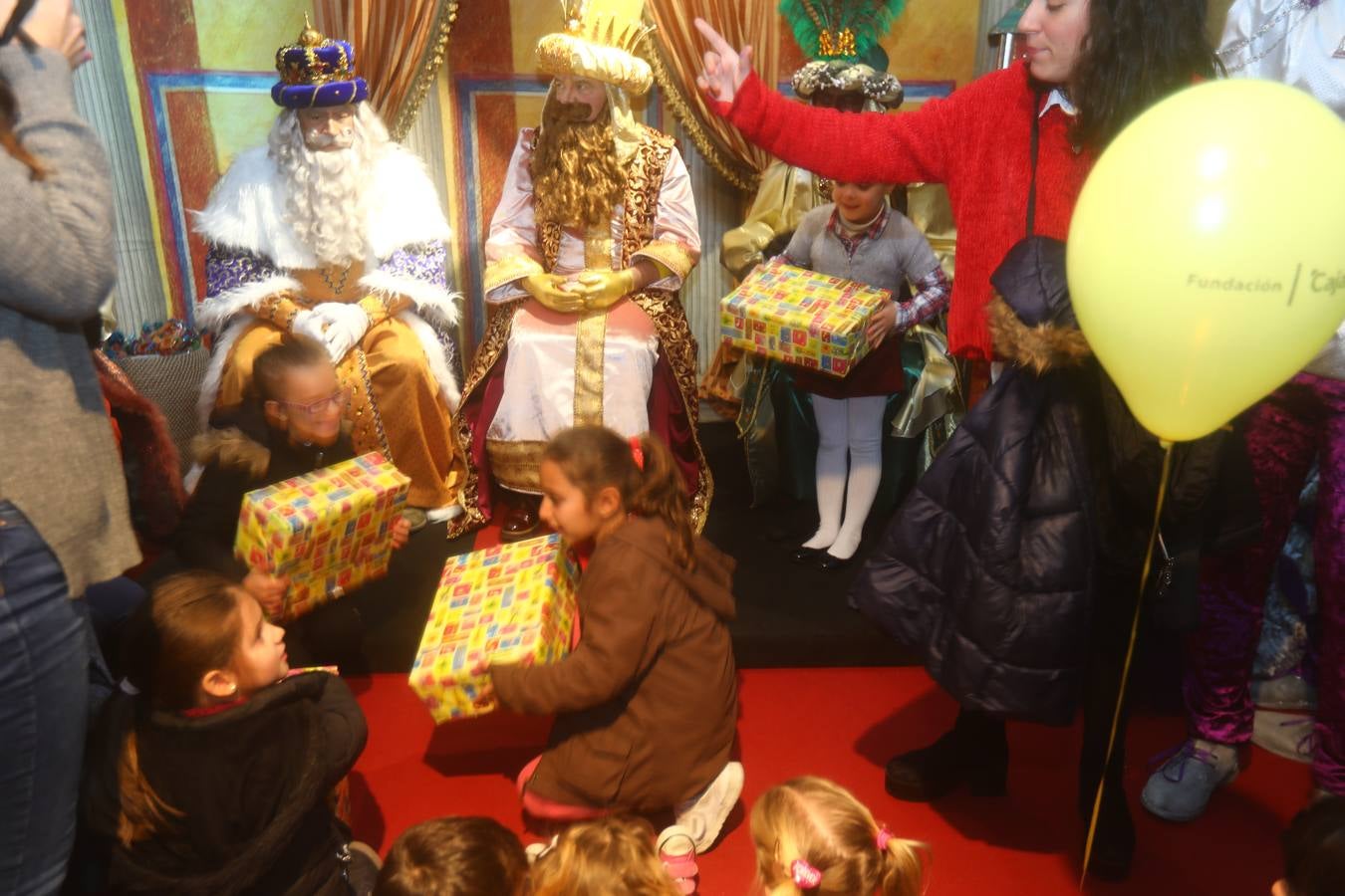 Los Reyes Magos visitan en Cádiz a los enfermos antes de la cabalgata