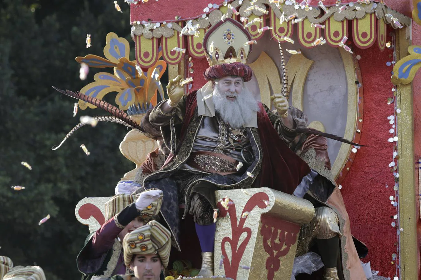 Crónica gráfica: los detalles de la Cabalgata de Reyes Magos de Sevilla 2019