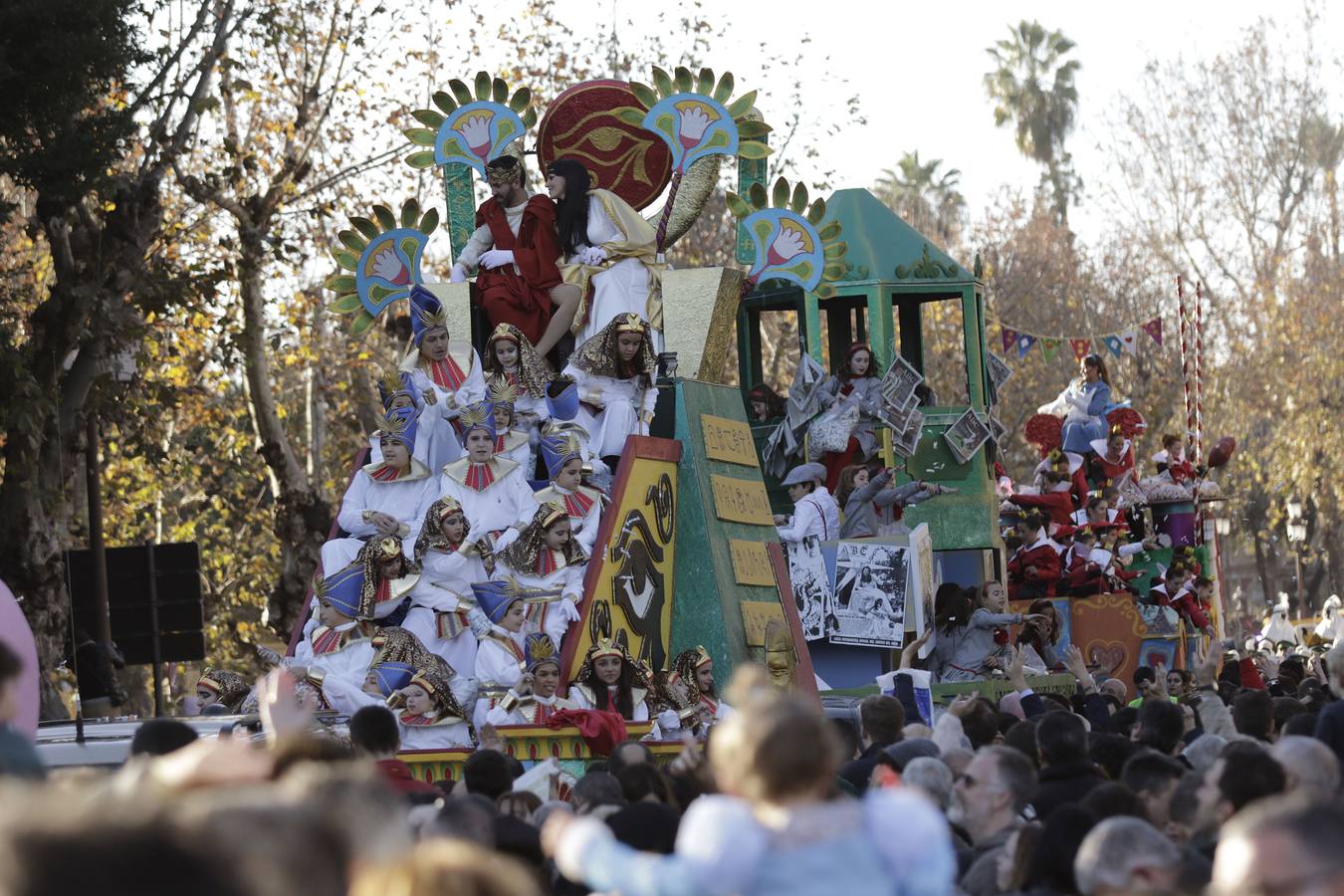 Crónica gráfica: los detalles de la Cabalgata de Reyes Magos de Sevilla 2019