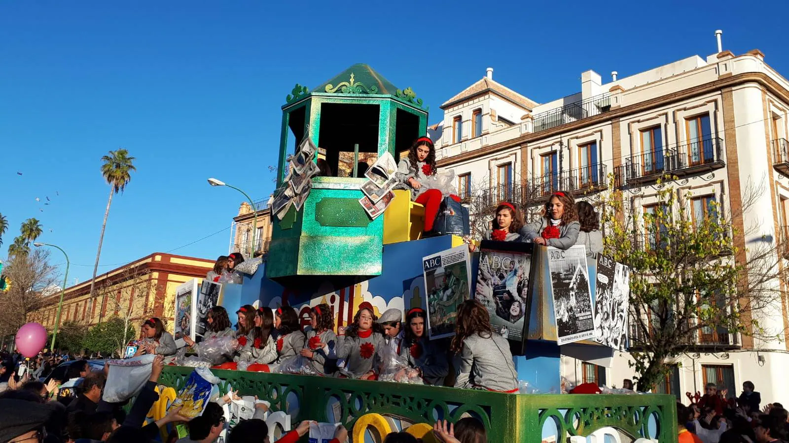 Las mejores imágenes de la carroza de ABC de Sevilla en la Cabalgata 2019