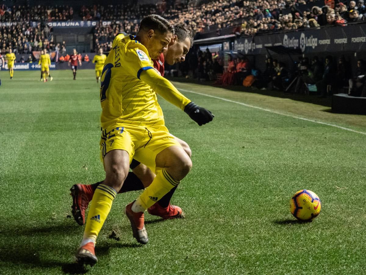 El Osasuna gana por dos goles a uno al Cádiz C.F. en el Sadar