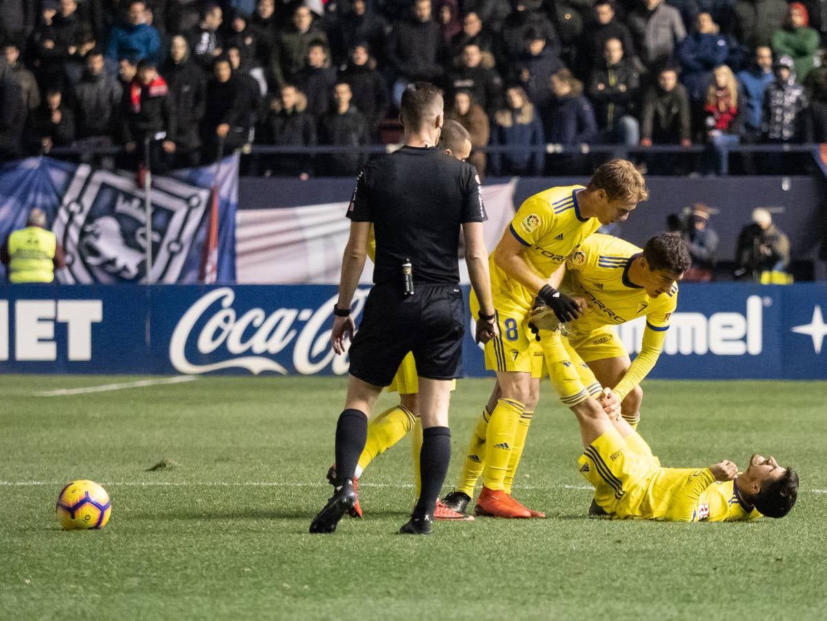 El Osasuna gana por dos goles a uno al Cádiz C.F. en el Sadar