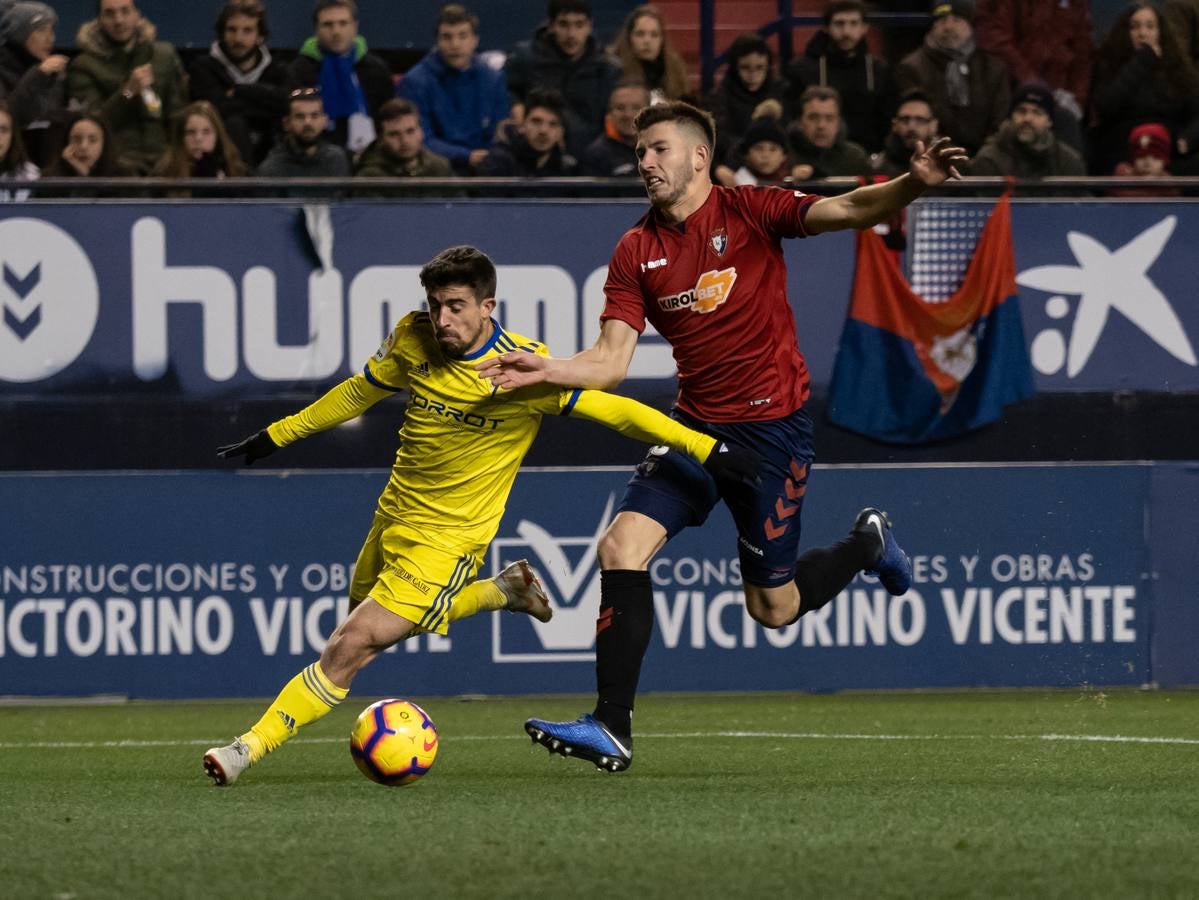 El Osasuna gana por dos goles a uno al Cádiz C.F. en el Sadar