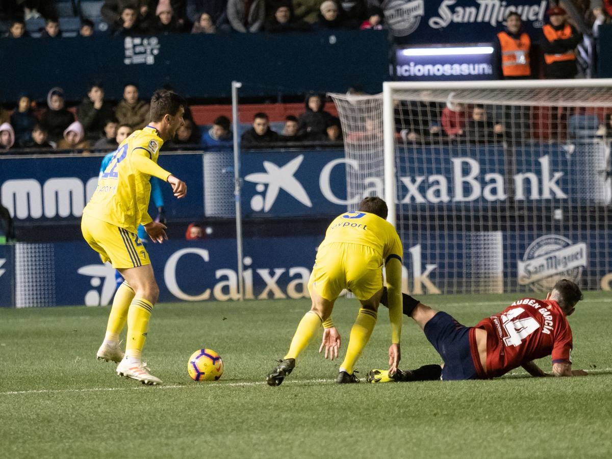 El Osasuna gana por dos goles a uno al Cádiz C.F. en el Sadar