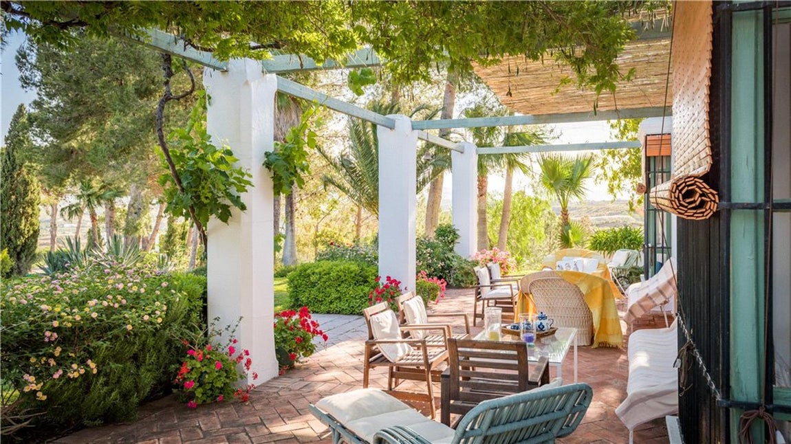 Clásica pero con todos los lujos de una mansión, este magnífico lugar tan colorido quiere acoger a nuevos huéspedes, aunque se desconoce si existe alguna norma que prohíba la remodelación de la vivienda para los próximos propietarios.