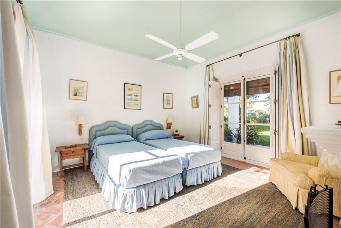 Con dos grandes chimeneas y espaciosos sillones, resulta muy atractiva para familias numerosas que, al igual que ya hicieron otras hace muchos años, también quieran huir del ajetreo de las grandes ciudades y necesiten respirar aire puro.