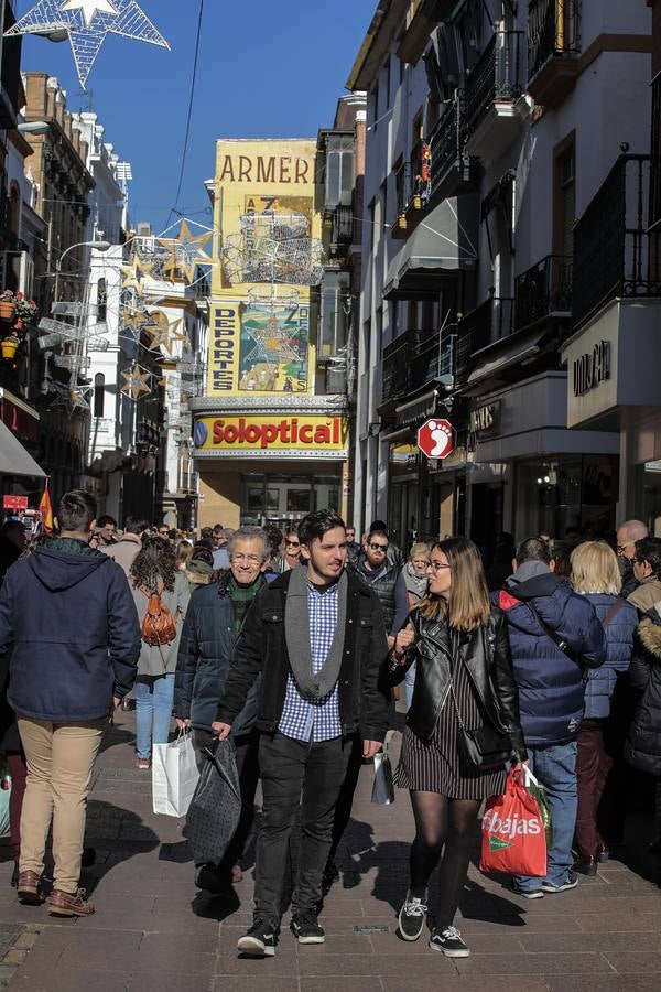 Las imágenes del primer día de las rebajas en Sevilla