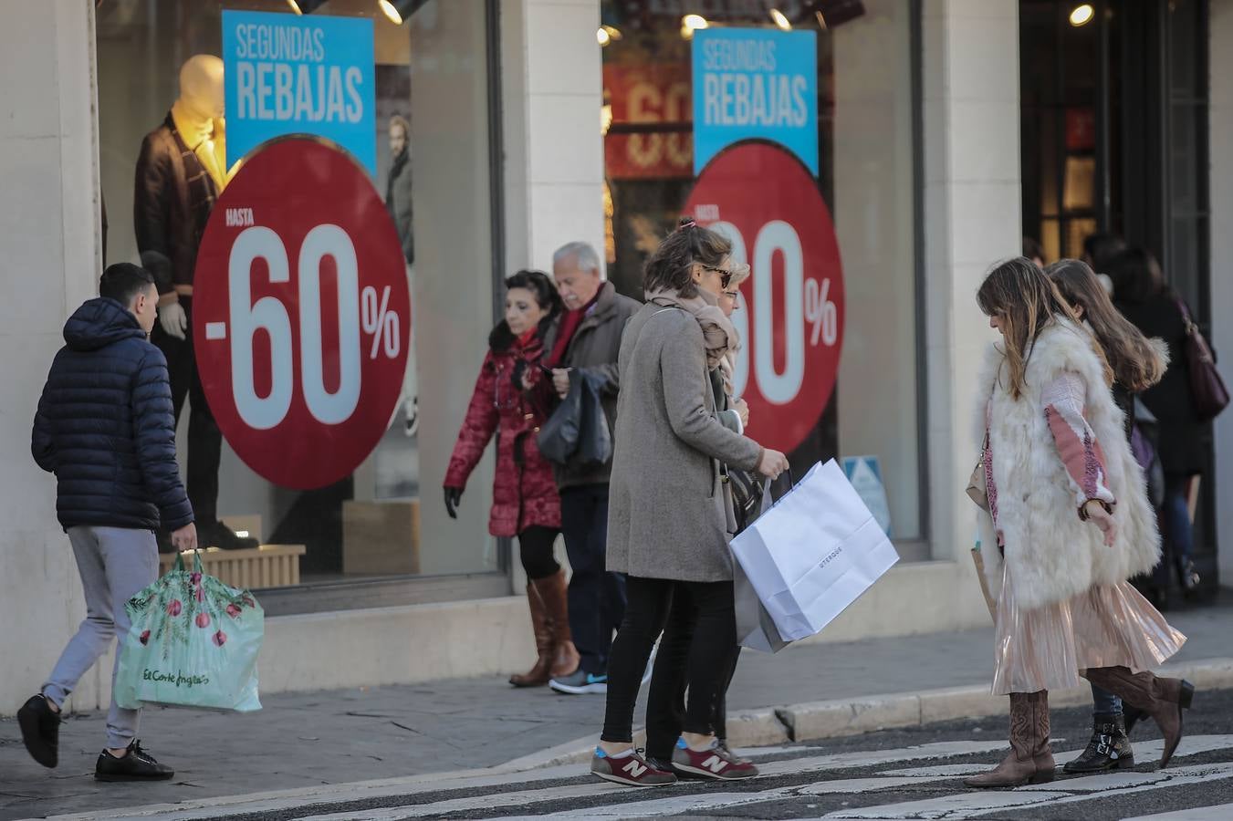 Las imágenes del primer día de las rebajas en Sevilla