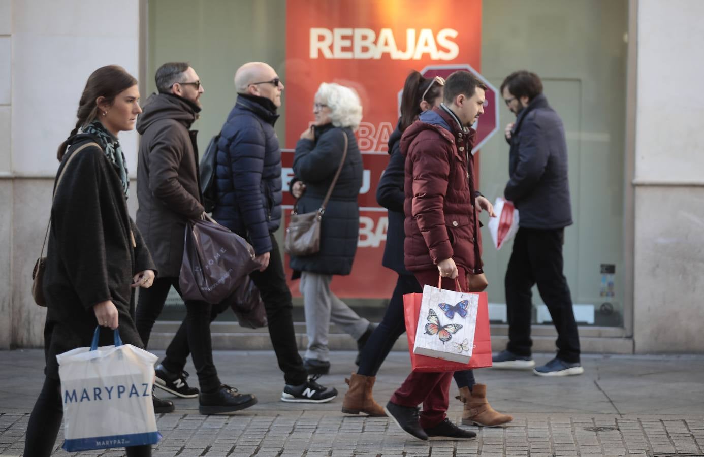 Las imágenes del primer día de las rebajas en Sevilla