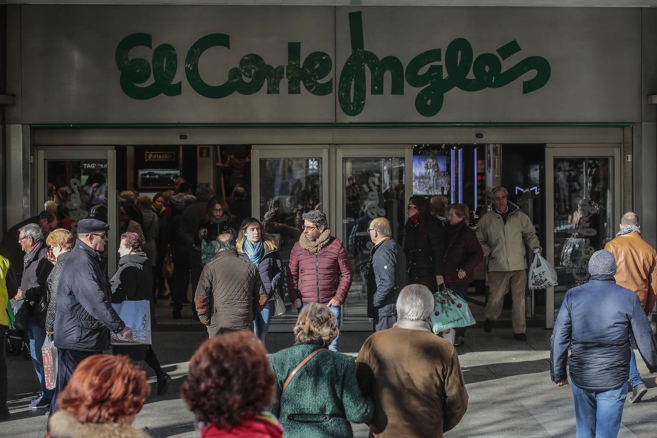 Las imágenes del primer día de las rebajas en Sevilla