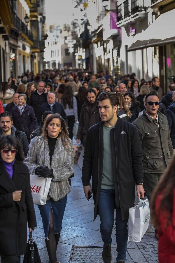 Las imágenes del primer día de las rebajas en Sevilla