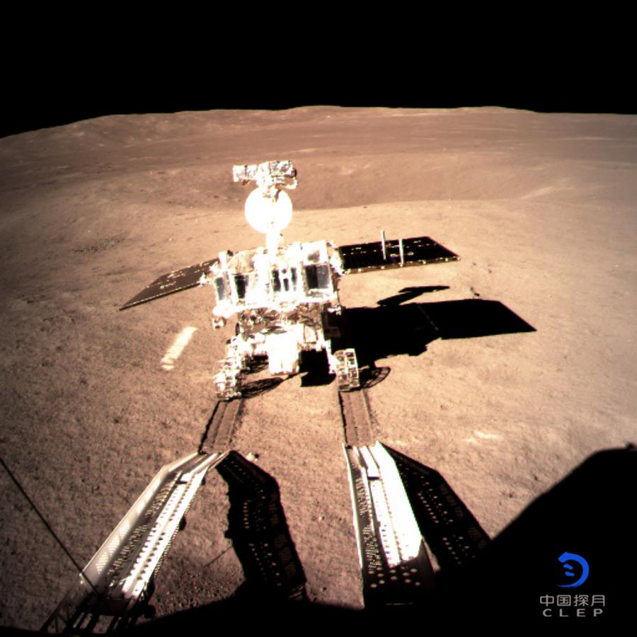 Nuevas imágenes desde la cara oculta de la Luna. El rover Yutu-2 en el momento que abandona la plataforma de la sonda