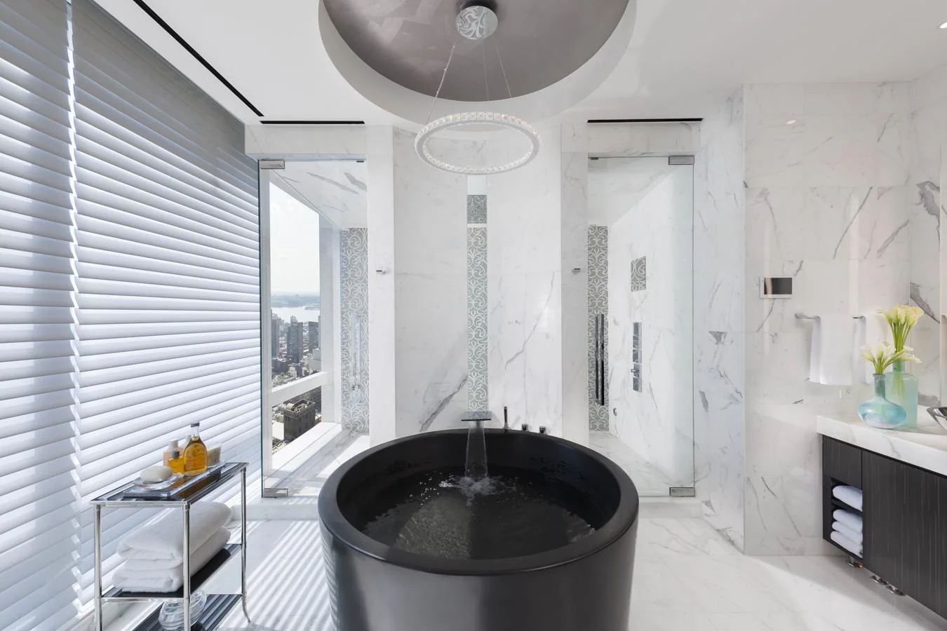El baño cuenta con un diseño sofisticado y elegante al que no le falta ningún tipo de detalle.