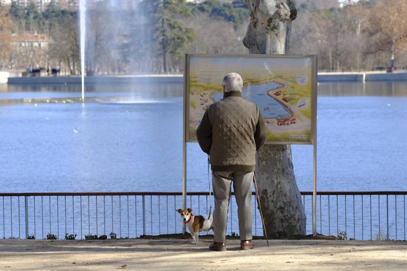 4. Un hombre que pasea con su perro observa el mapa en el que se indican las nuevas zonas destacadas del estanque