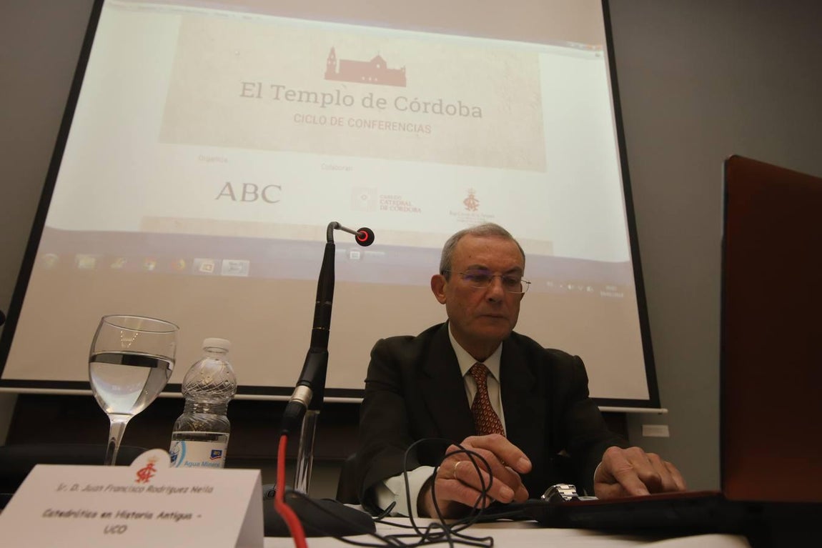 La conferencia de Rodríguez Neila en el Foro «El templo de Córdoba», en imágenes