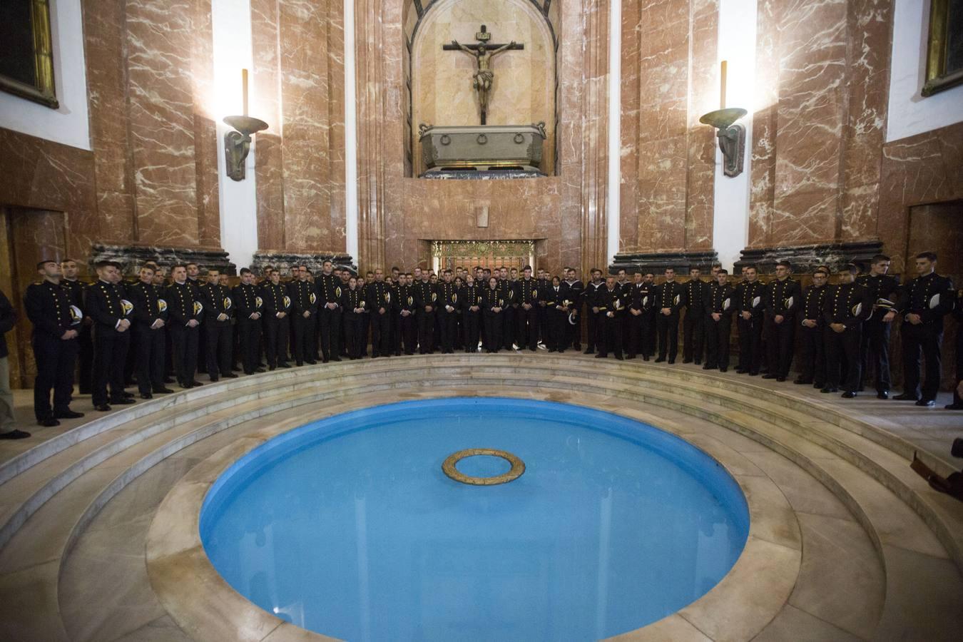 En imágenes: El Elcano homenajea a los marinos que dieron su vida por España