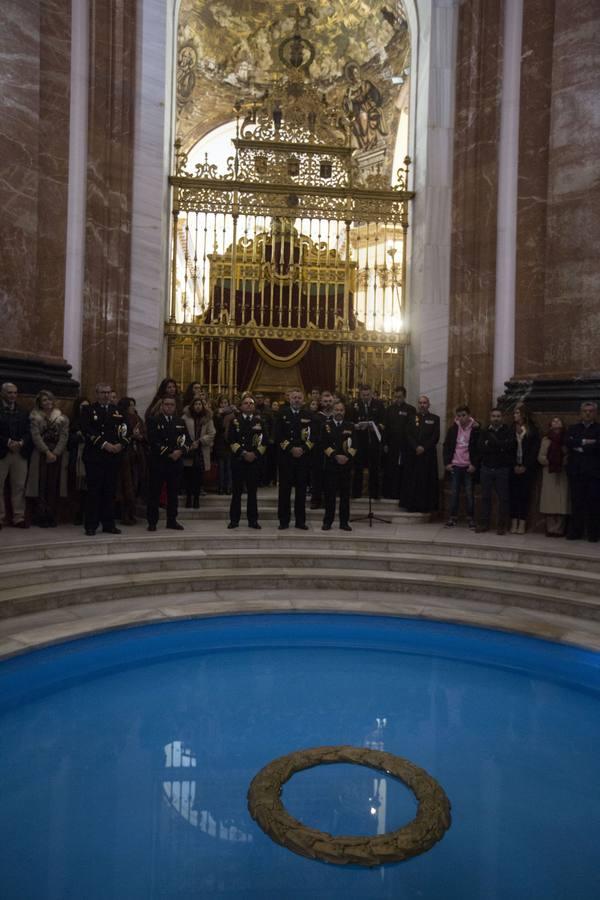 En imágenes: El Elcano homenajea a los marinos que dieron su vida por España