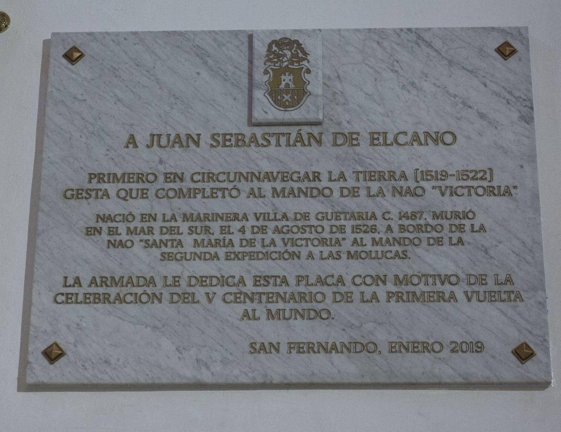 En imágenes: El Elcano homenajea a los marinos que dieron su vida por España