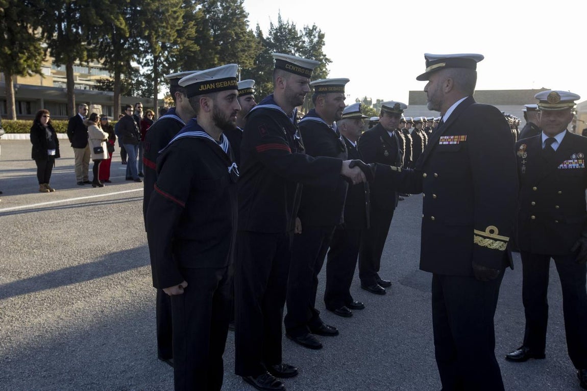 En imágenes: El Elcano homenajea a los marinos que dieron su vida por España