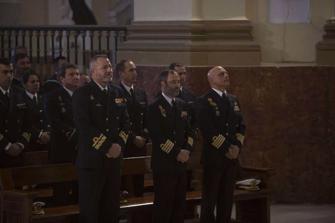 En imágenes: El Elcano homenajea a los marinos que dieron su vida por España