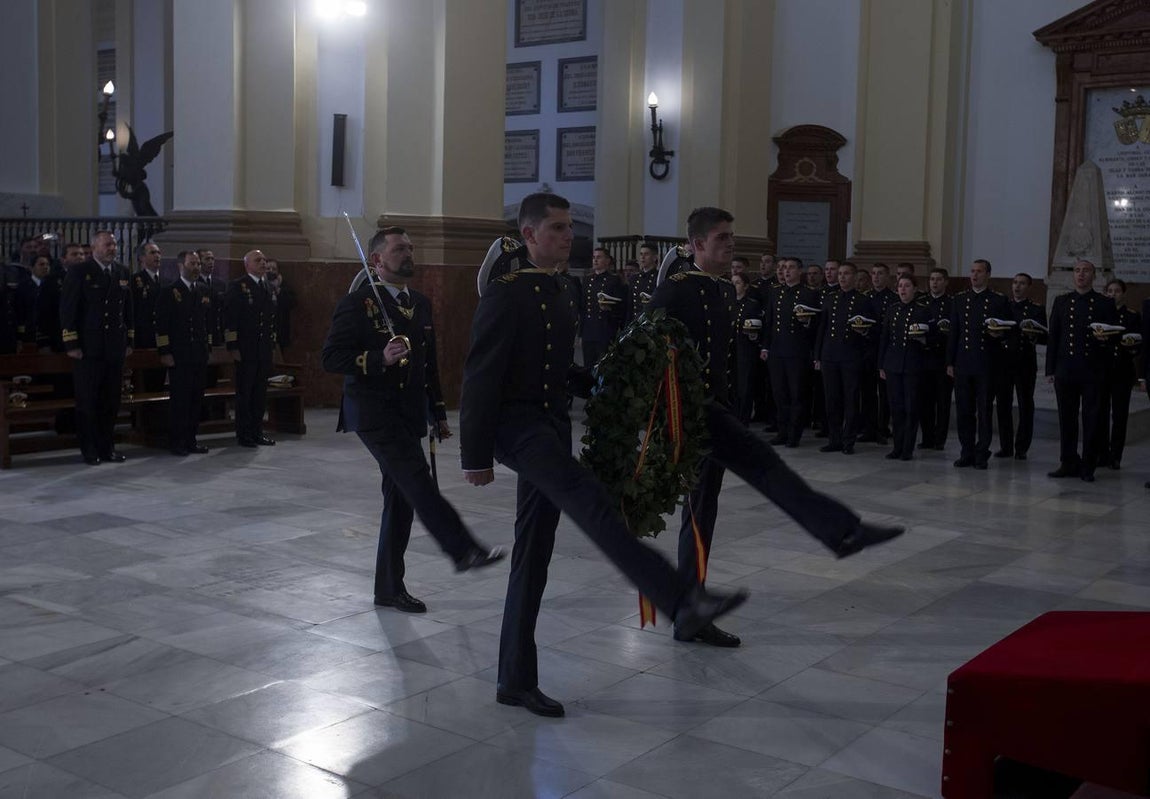 En imágenes: El Elcano homenajea a los marinos que dieron su vida por España