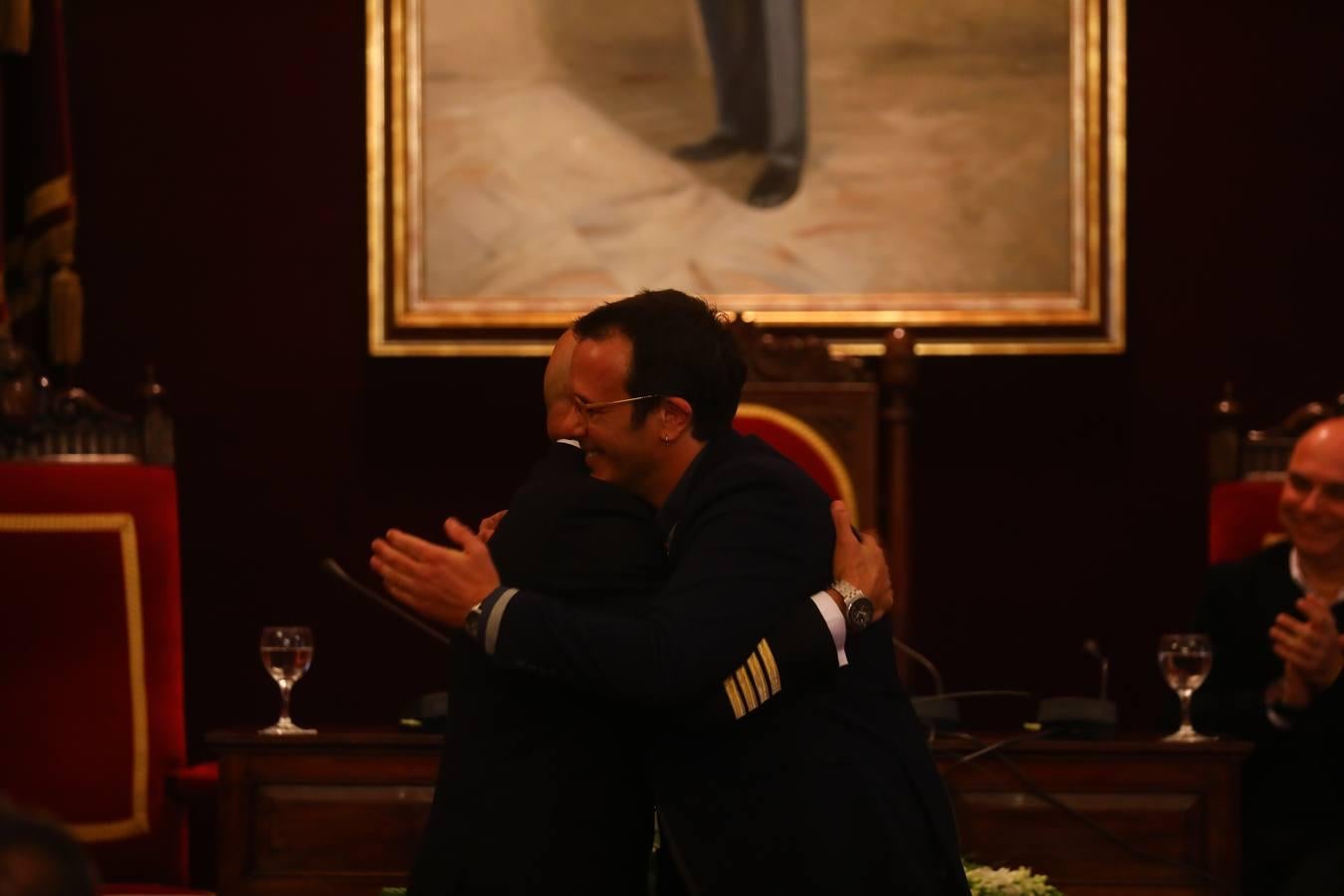 En imágenes: El alcalde de Cádiz recibe a los guardiamarinas del Juan Sebastián de Elcano