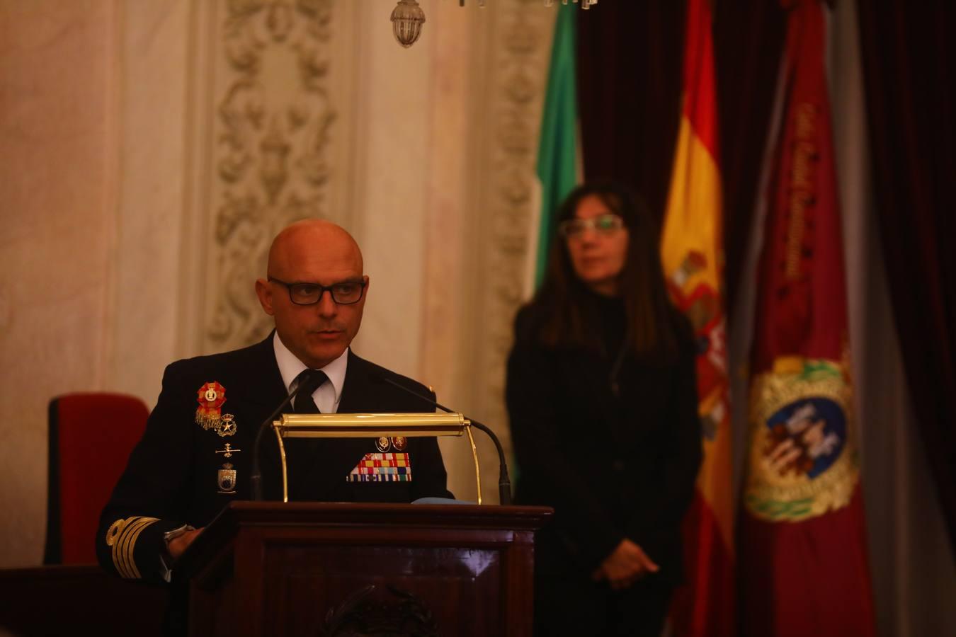 En imágenes: El alcalde de Cádiz recibe a los guardiamarinas del Juan Sebastián de Elcano